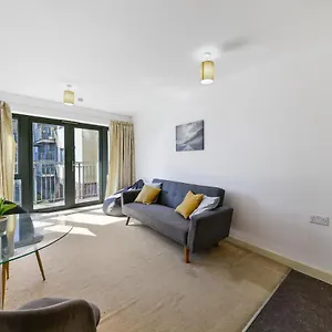 https://luxe-1-bed-flat-5-mins-to-stratford-free-parking.brighton-hotels-england.com